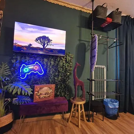 Dark Jungle - Innenstadt Fuer 4 Netflix Switch Waschtrockner Apartment *