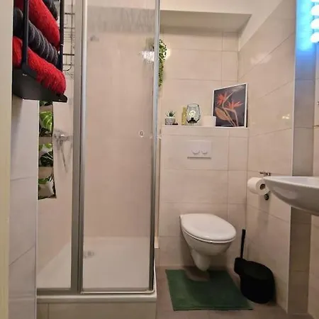 Dark Jungle - Innenstadt Fuer 4 Netflix Switch Waschtrockner Apartment